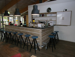 Hovenhuus bar en kast van steigerhout