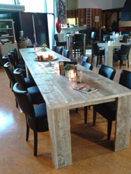Lange tafel van steigerhout